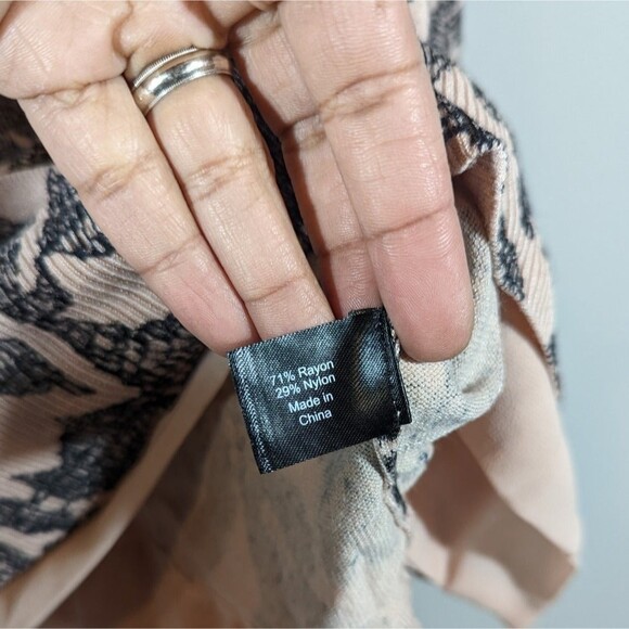 Lane Bryant Top Women Plus 14/16 Pink Floral Black Lace Knit V-Neck Tunic - Picture 6 of 7